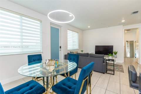 Снять в аренду кондоминиум в Дорал, Флорида 3 спальни, 102.38м2, № 1966293 - фото 9