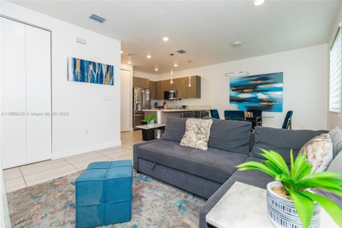 Снять в аренду кондоминиум в Дорал, Флорида 3 спальни, 102.38м2, № 1966293 - фото 1