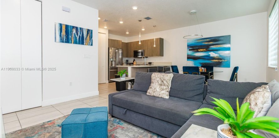 Кондоминиум с 3 спальнями в Дорал, Флорида в LANDMARK № 1966293