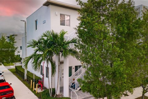 Снять в аренду кондоминиум в Дорал, Флорида 3 спальни, 102.38м2, № 1966293 - фото 2