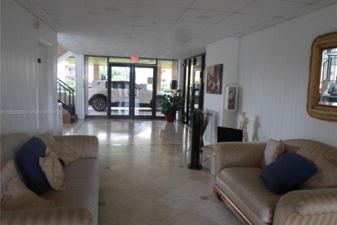 Condo in Miami, Florida, 2 bedrooms  № 1872041 - photo 11