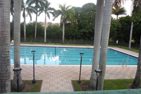 Condo in Miami, Florida, 2 bedrooms  № 1872041 - photo 8