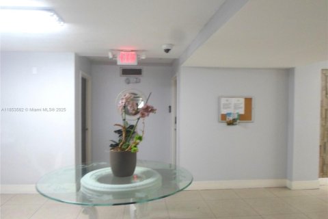 Condo in Miami, Florida, 2 bedrooms  № 1872041 - photo 17