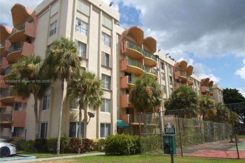 Condo in Miami, Florida, 2 bedrooms  № 1872041 - photo 4