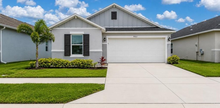 House in Davenport, Florida 4 bedrooms, 172.98 sq.m. № 2258341