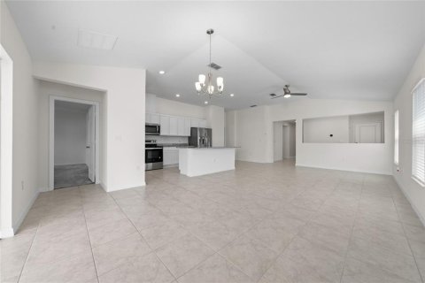 House in Davenport, Florida 4 bedrooms, 172.98 sq.m. № 2258341 - photo 4