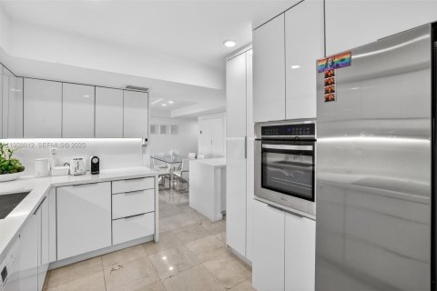 Купить кондоминиум в Бей-Харбор-Айлендс, Флорида 2 спальни, 116.87м2, № 2192116 - фото 26