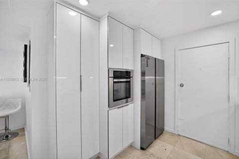 Купить кондоминиум в Бей-Харбор-Айлендс, Флорида 2 спальни, 116.87м2, № 2192116 - фото 25
