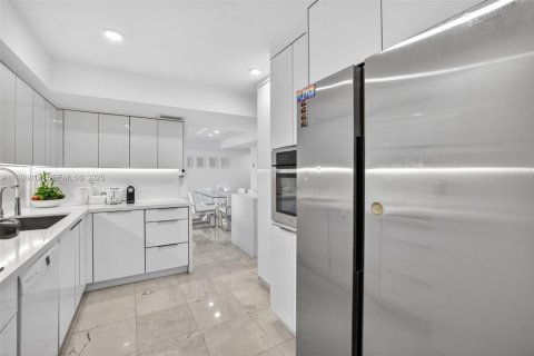 Купить кондоминиум в Бей-Харбор-Айлендс, Флорида 2 спальни, 116.87м2, № 2192116 - фото 29