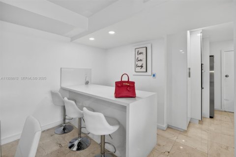 Купить кондоминиум в Бей-Харбор-Айлендс, Флорида 2 спальни, 116.87м2, № 2192116 - фото 19