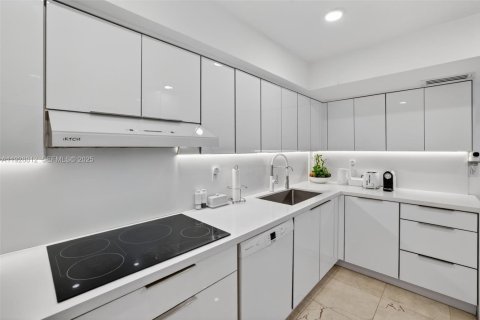 Купить кондоминиум в Бей-Харбор-Айлендс, Флорида 2 спальни, 116.87м2, № 2192116 - фото 27