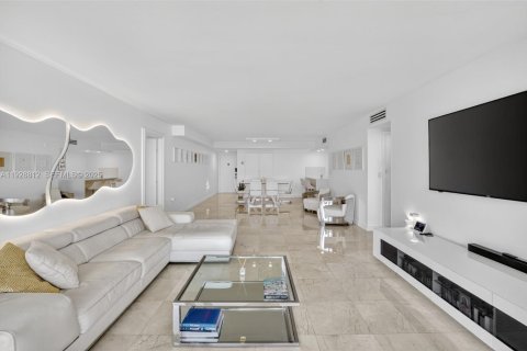 Купить кондоминиум в Бей-Харбор-Айлендс, Флорида 2 спальни, 116.87м2, № 2192116 - фото 12