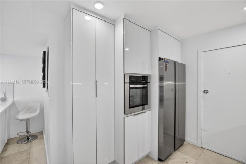 Купить кондоминиум в Бей-Харбор-Айлендс, Флорида 2 спальни, 116.87м2, № 2192116 - фото 24