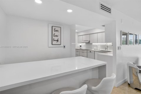 Купить кондоминиум в Бей-Харбор-Айлендс, Флорида 2 спальни, 116.87м2, № 2192116 - фото 20