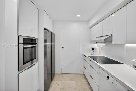 Купить кондоминиум в Бей-Харбор-Айлендс, Флорида 2 спальни, 116.87м2, № 2192116 - фото 23