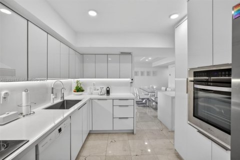 Купить кондоминиум в Бей-Харбор-Айлендс, Флорида 2 спальни, 116.87м2, № 2192116 - фото 28