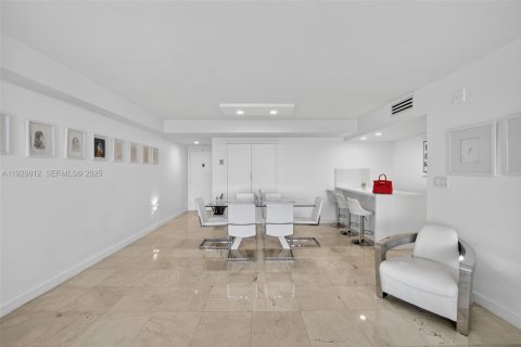Купить кондоминиум в Бей-Харбор-Айлендс, Флорида 2 спальни, 116.87м2, № 2192116 - фото 17