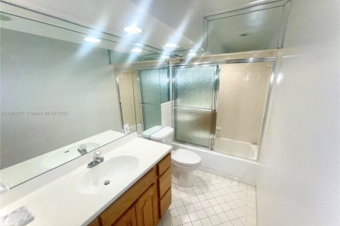 Condo in Fort Lauderdale, Florida, 3 bedrooms  № 1955996 - photo 19