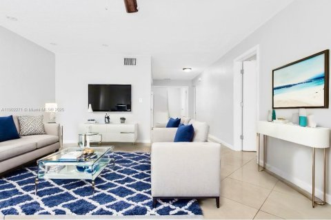 Condo in Fort Lauderdale, Florida, 3 bedrooms  № 1955996 - photo 1