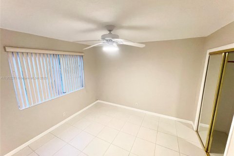 Condo in Fort Lauderdale, Florida, 3 bedrooms  № 1955996 - photo 2