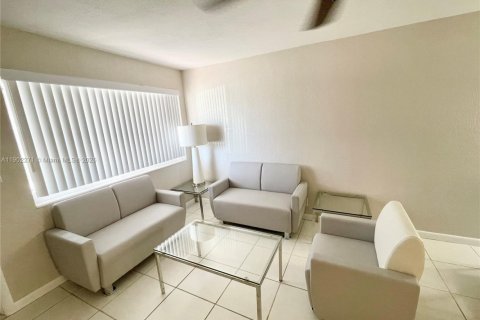 Condo in Fort Lauderdale, Florida, 3 bedrooms  № 1955996 - photo 11