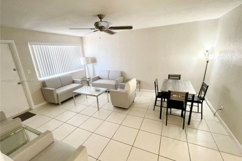 Condo in Fort Lauderdale, Florida, 3 bedrooms  № 1955996 - photo 12