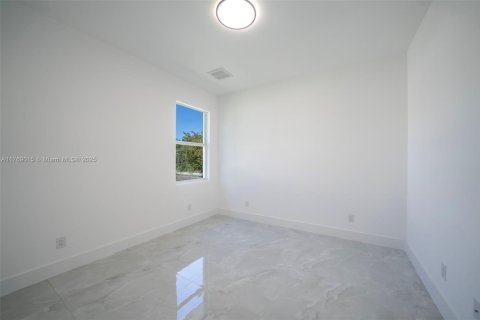 House in Lehigh Acres, Florida 4 bedrooms, 174.84 sq.m. № 1731225 - photo 11