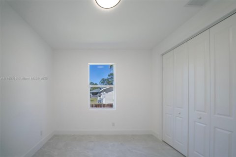 House in Lehigh Acres, Florida 4 bedrooms, 174.84 sq.m. № 1731225 - photo 8