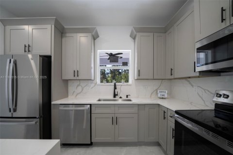 House in Lehigh Acres, Florida 4 bedrooms, 174.84 sq.m. № 1731225 - photo 6