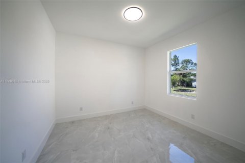 House in Lehigh Acres, Florida 4 bedrooms, 174.84 sq.m. № 1731225 - photo 9