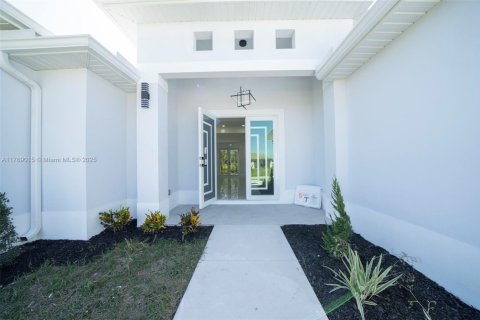 House in Lehigh Acres, Florida 4 bedrooms, 174.84 sq.m. № 1731225 - photo 4