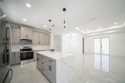 House in Lehigh Acres, Florida 4 bedrooms, 174.84 sq.m. № 1731225 - photo 20
