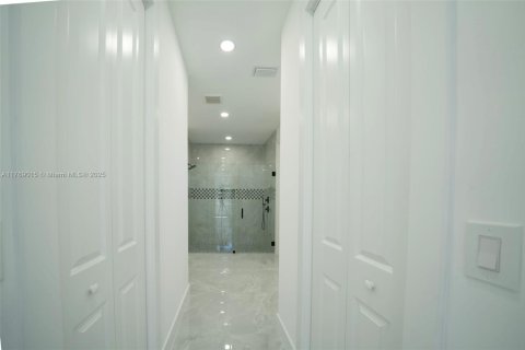 House in Lehigh Acres, Florida 4 bedrooms, 174.84 sq.m. № 1731225 - photo 16