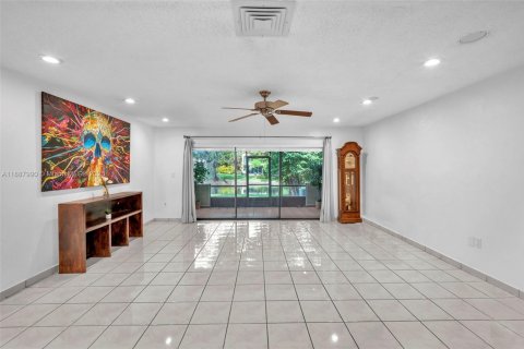 Copropriété à vendre à Doral, Floride: 2 chambres, 157.93 m2 № 1942221 - photo 6