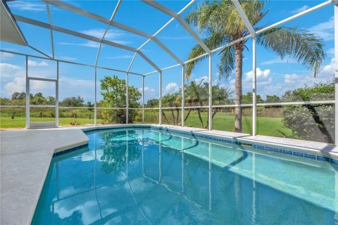 Villa ou maison à vendre à Land O' Lakes, Floride: 4 chambres, 246.38 m2 № 2419815 - photo 2