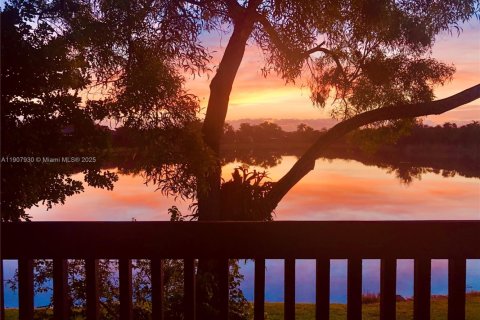 Touwnhouse à vendre à Davie, Floride: 2 chambres, 124.12 m2 № 1974606 - photo 1