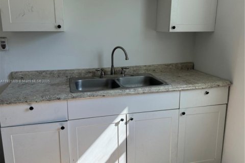 Villa ou maison à vendre à Miami, Floride: 4 chambres, 104.79 m2 № 1975727 - photo 2