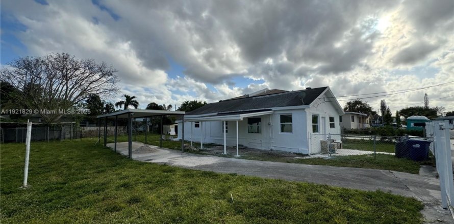 Villa ou maison à Miami, Floride 4 chambres, 104.79 m2 № 1975727