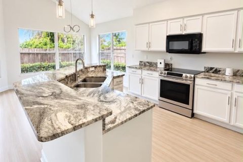 House in Maitland, Florida 4 bedrooms, 213.21 sq.m. № 2408642 - photo 4