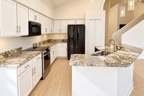 House in Maitland, Florida 4 bedrooms, 213.21 sq.m. № 2408642 - photo 3