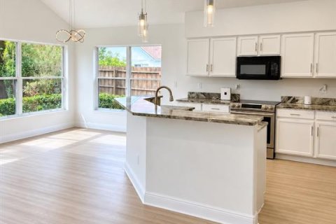 House in Maitland, Florida 4 bedrooms, 213.21 sq.m. № 2408642 - photo 5