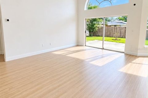 House in Maitland, Florida 4 bedrooms, 213.21 sq.m. № 2408642 - photo 2