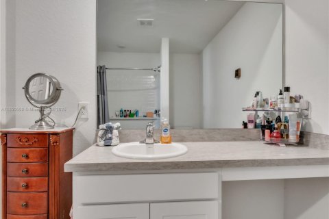 House in Cape Coral, Florida 3 bedrooms, 144.09 sq.m. № 1971449 - photo 14