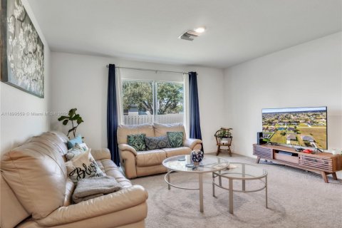 House in Cape Coral, Florida 3 bedrooms, 144.09 sq.m. № 1971449 - photo 8