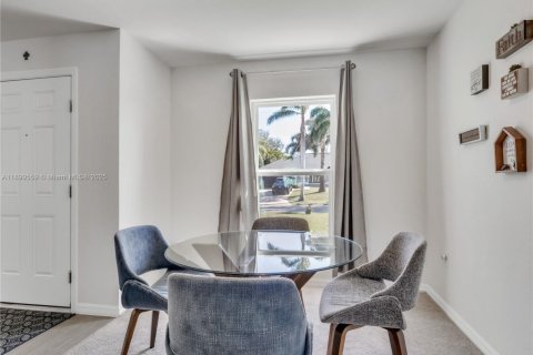 House in Cape Coral, Florida 3 bedrooms, 144.09 sq.m. № 1971449 - photo 6