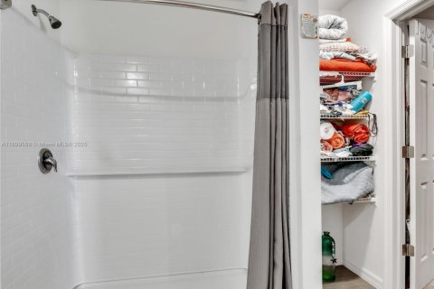 House in Cape Coral, Florida 3 bedrooms, 144.09 sq.m. № 1971449 - photo 15