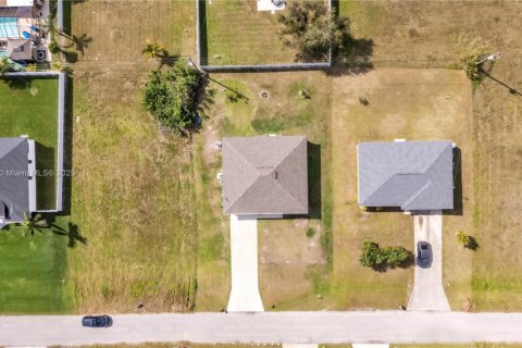 House in Cape Coral, Florida 3 bedrooms, 144.09 sq.m. № 1971449 - photo 26