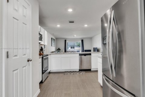 House in Cape Coral, Florida 3 bedrooms, 144.09 sq.m. № 1971449 - photo 4