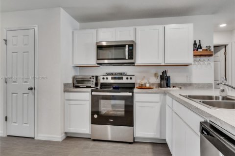 House in Cape Coral, Florida 3 bedrooms, 144.09 sq.m. № 1971449 - photo 3