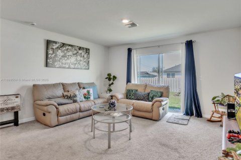 House in Cape Coral, Florida 3 bedrooms, 144.09 sq.m. № 1971449 - photo 10